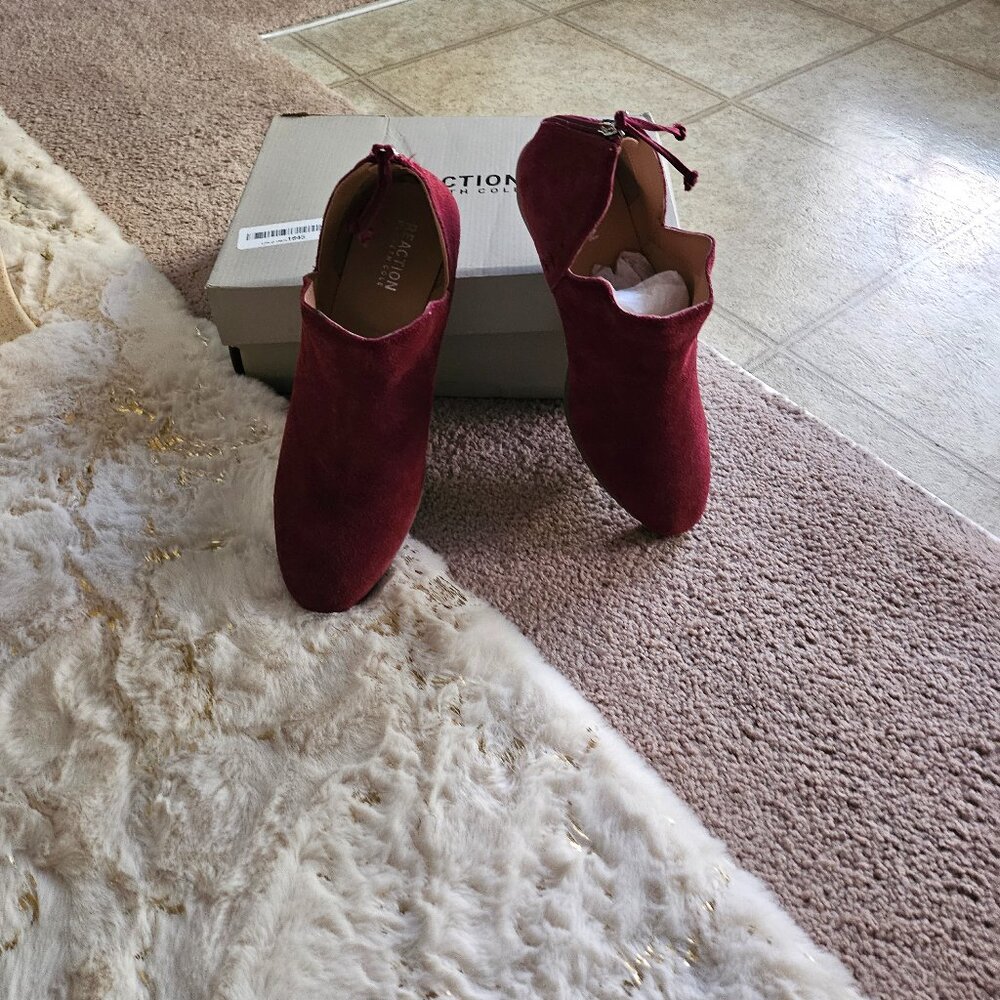 KENNETH COLE REACTION SIDE WAY BOOTIES SIZE 8M BURGUNDY